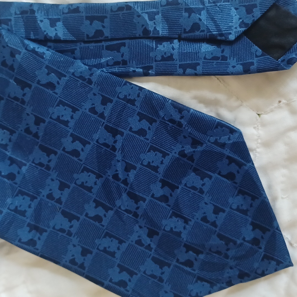 Walt Disney World tie - Picture 1 of 7
